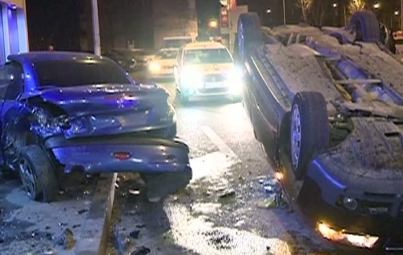 Mașină răsturnată pe bulevardul Iuliu Maniu din Capitală. Șoferul a lovit și două autoturisme parcate