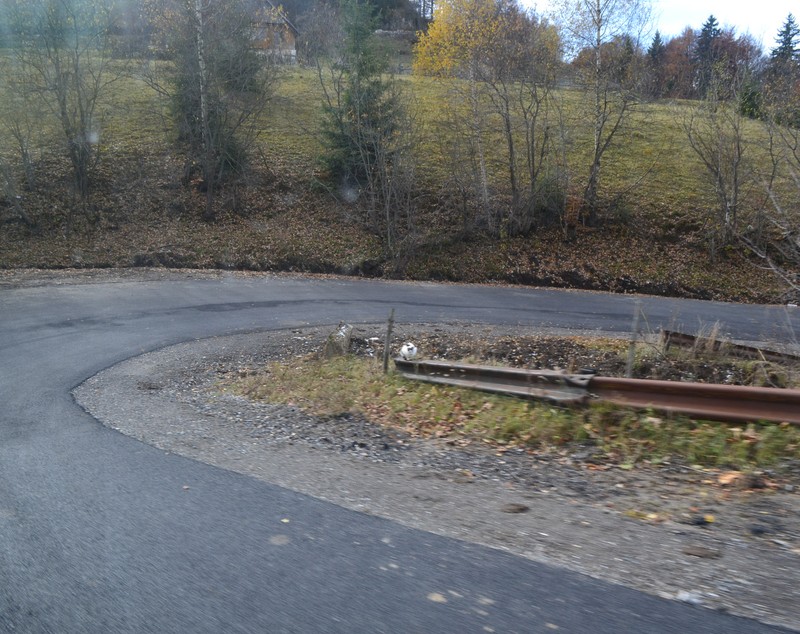 Asfalt către primul sat turistic din România