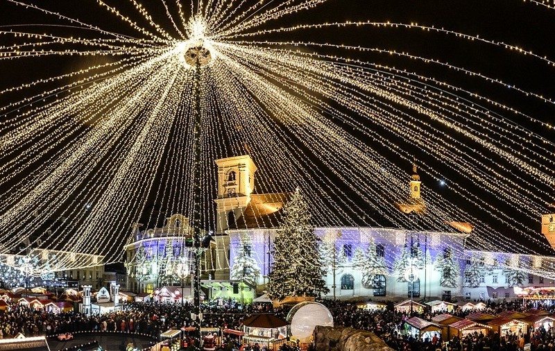 Târgul de Crăciun din Sibiu a început. Proiecția grandioasă din Piața Mare, urmărită de peste zece mii de oameni