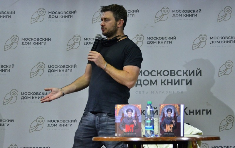 Rusia a plasat un popular scriitor de romane SF pe lista persoanelor date în urmărire. De ce e acuzat Dmitri Gluhovski