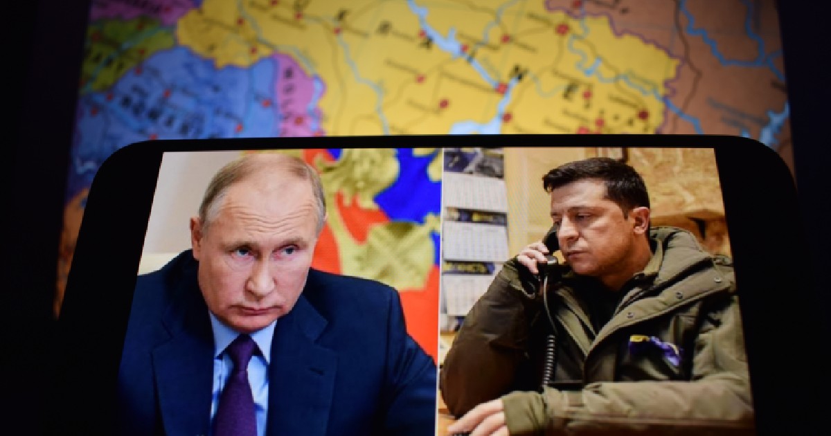 Președintele ucrainean Volodimir Zelenski pe ecranul smartphone-ului în partea dreaptă, iar președintele rus Vladimir Putin în partea stângă; pe fundal se observă și harta Ucrainei