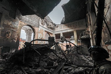 Cel puțin 300 de persoane au murit în urma unui atac aerian rusesc asupra Teatrului Dramatic din Mariupol. Foto: EPA