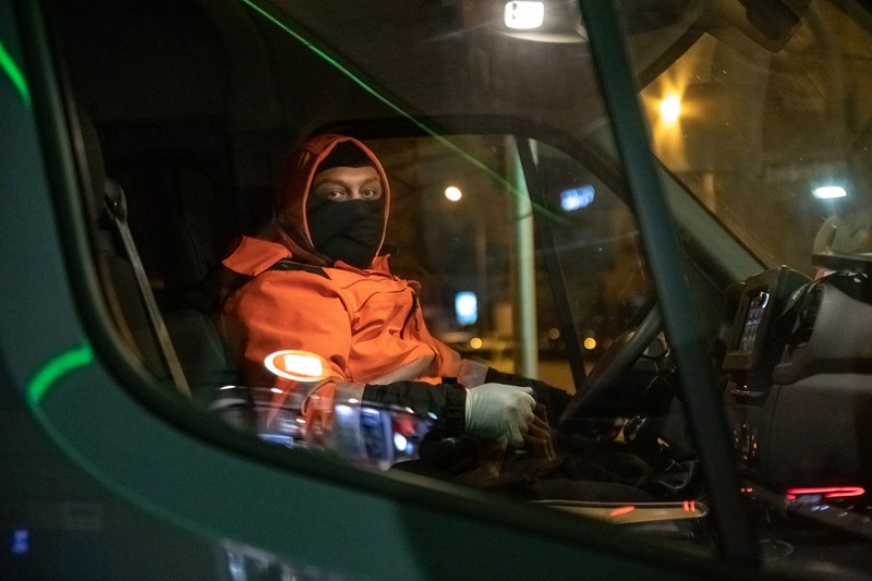Marian Ursan în duba cu care parcurge străzile Capitalei, noaptea