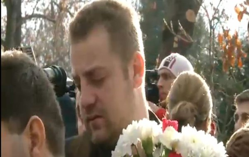 Sebi, iubitul Mălinei, păzit de bodyguarzi la înmormântarea artistei