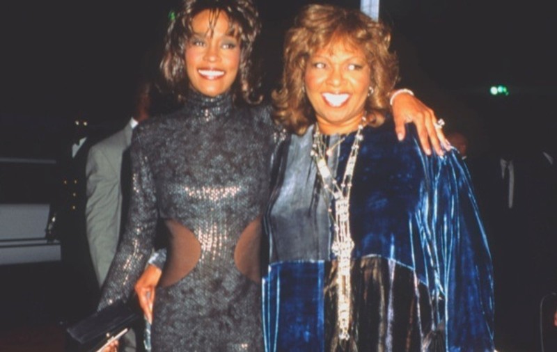Spiritul lui Whitney Houston a vizitat-o pe mama solistei! Citeşte povestea cutremurătoare a femeii!