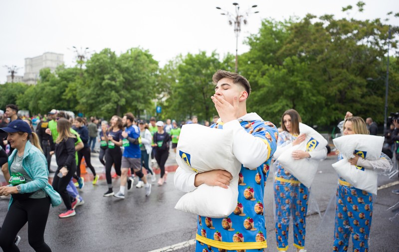 Somnul îți dă superputeri! IKEA a adus o pernă uriașă pentru relaxare și premii speciale la OMV Petrom Bucharest Half Marathon