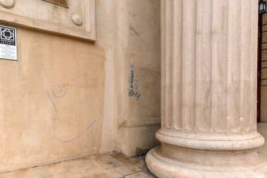Pereții clădirii desenați de grafferii bucureșteni