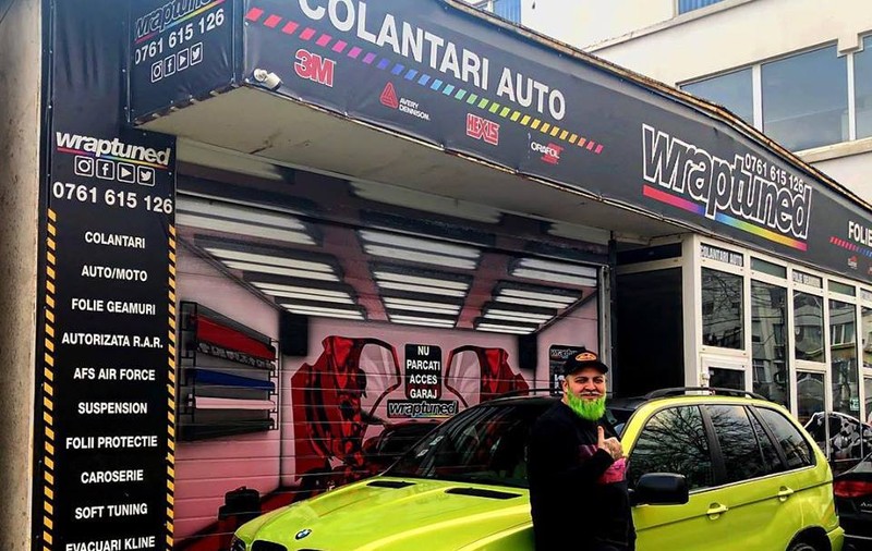 VIDEO/ Boier Bibescu, cântărețul cu barbă verde îmbrăcat fistichiu, e 100% responsabil pentru lookul său extravagant: "Eu îmi fac hainele"