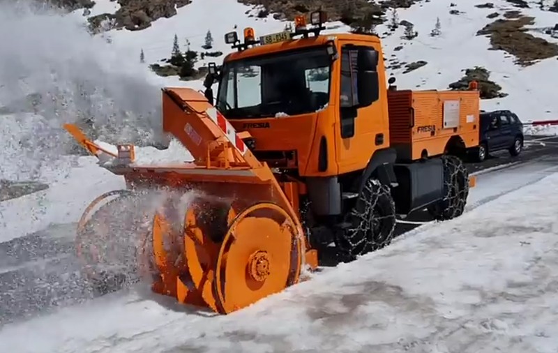 Zăpadă de câțiva metri pe Transfăgărășan: Imagini cu utilajele care deszăpezesc între Bâlea Cascadă și Bâlea Lac
