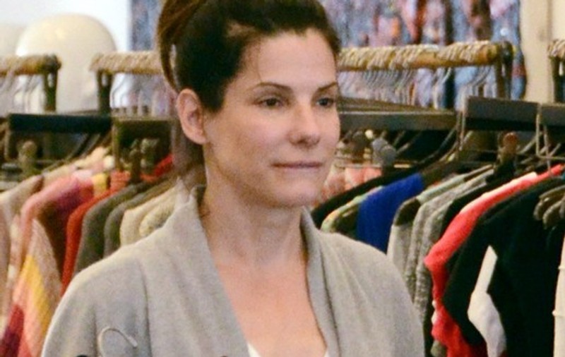 Sandra Bullock a ieșit nemachiată la cumpărături! Îți place cum arată?