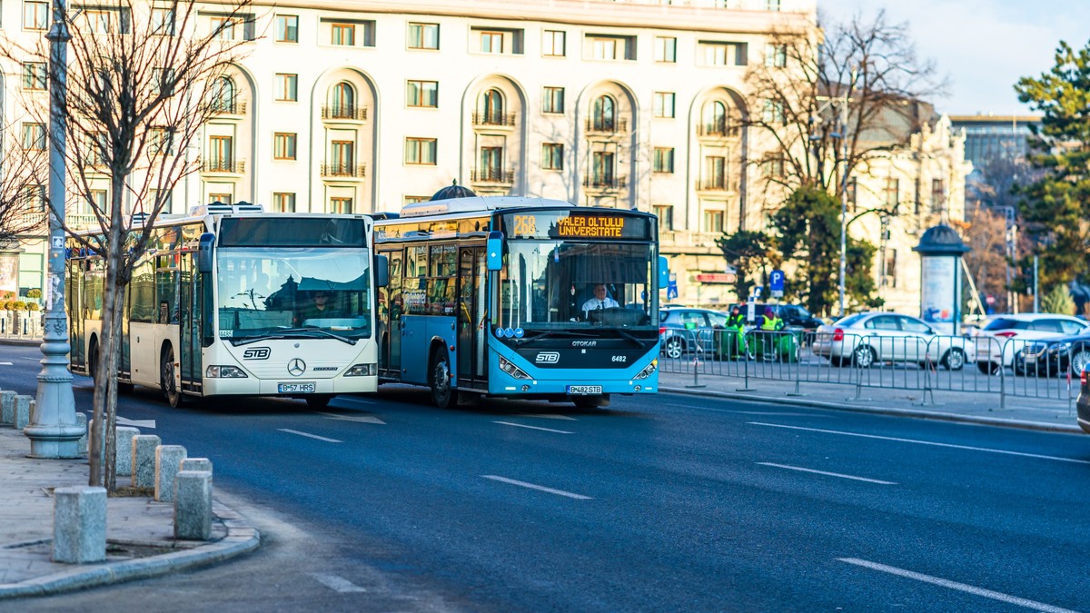Cum cumperi bilet de STB prin SMS - Imagine cu două autobuze STB pe Calea Victoriei din Bucureşti.