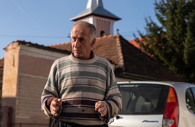 Un bărbat din Dridif arată cât lipseşte pentru ca gospodăria lui să fie racordată la gaze