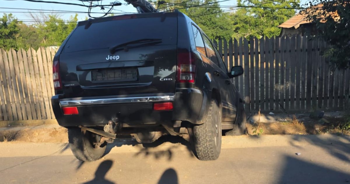 un SUV negru marca Jeep, aflat într-un șanț cu partea posterioară elevată, încă pe partea carosabilă, Teleorman, 19 iulie 2025