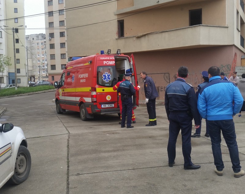 IMAGINI ȘOCANTE | S-a drogat și apoi s-a aruncat pe geam
