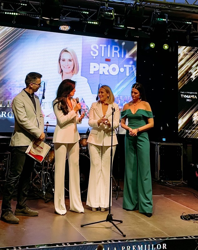 Andreea Esca și Corina Caragea, ținute trase la indigo la Premiile TVmania. Cât a costat costumul purtat de cele două vedete de la PRO TV