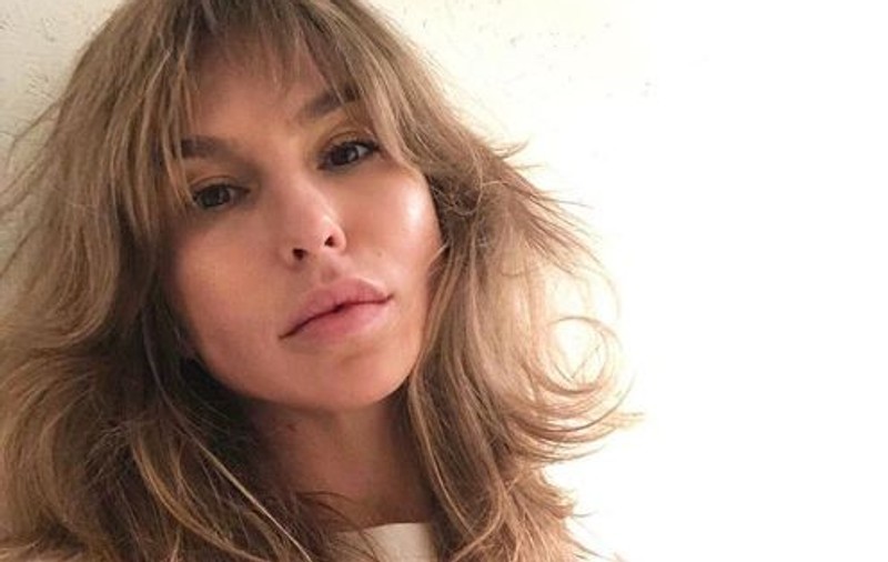 Corina Bud, criticată pentru modul în care a urat "Crăciun Fericit!" fanilor ei: "Așa îl aștepți tu pe Moș Crăciun, cu picioarele desfăcute?"