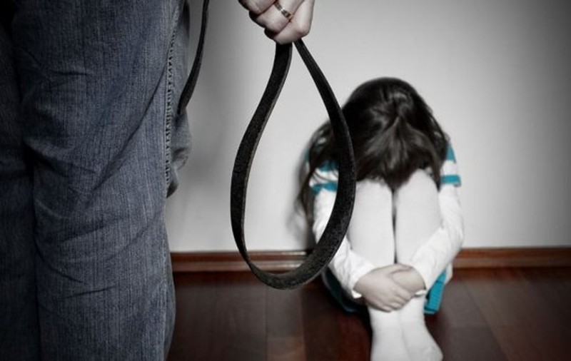 Tată condamnat la închisoare pentru că și-a bătut copiii cu curea. Ce daune morale trebuie să le plătească
