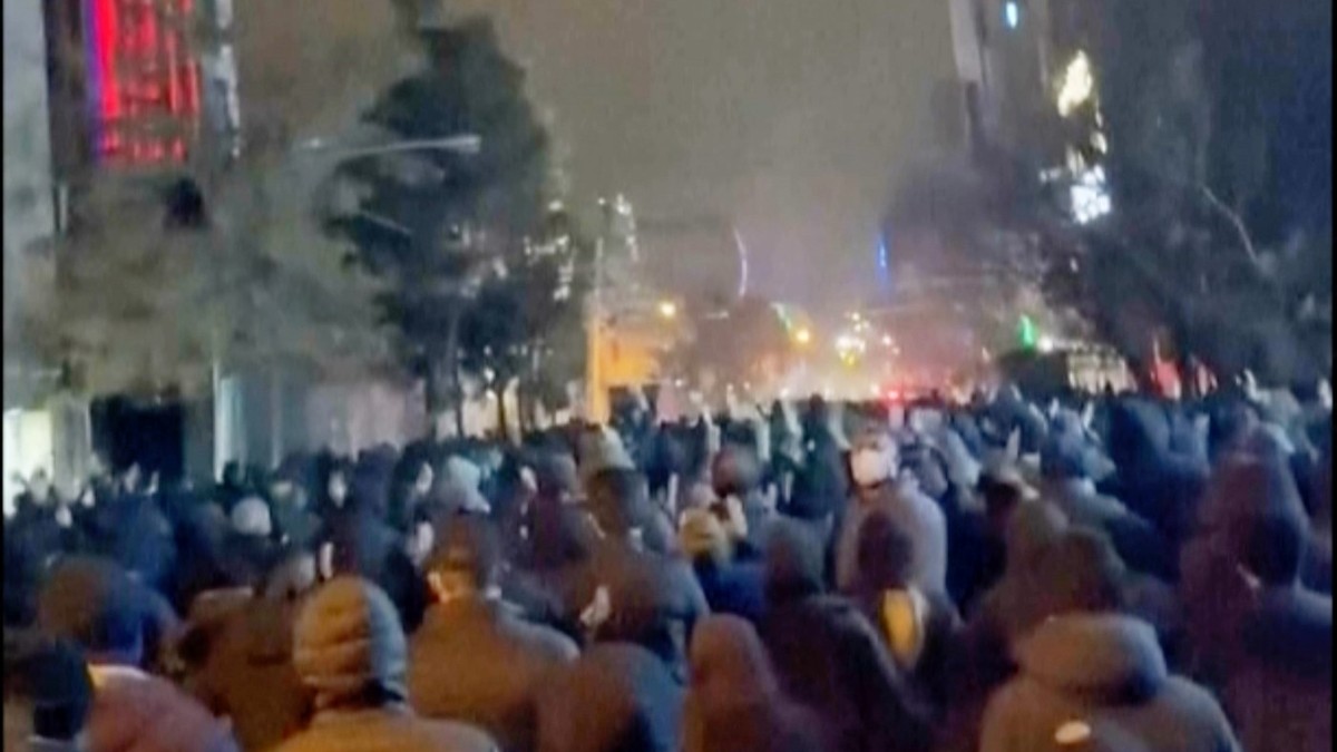 Oameni ieșiți în stradă la Teheran Foto: Profimedia