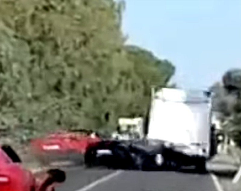 Momentul când un Ferrari, un Lamborghini și un camper se lovesc violent, în Italia. Un cuplu a murit carbonizat în Ferrari. VIDEO