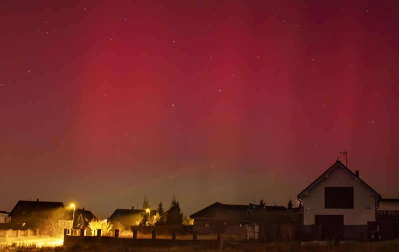 O furtună geomagnetică puternică ar putea aduce aurora boreală pe cer, de miercuri seara