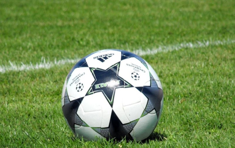 Un fotbalist din Premier League a fost filmat în timp ce întreținea relații intime cu două femei