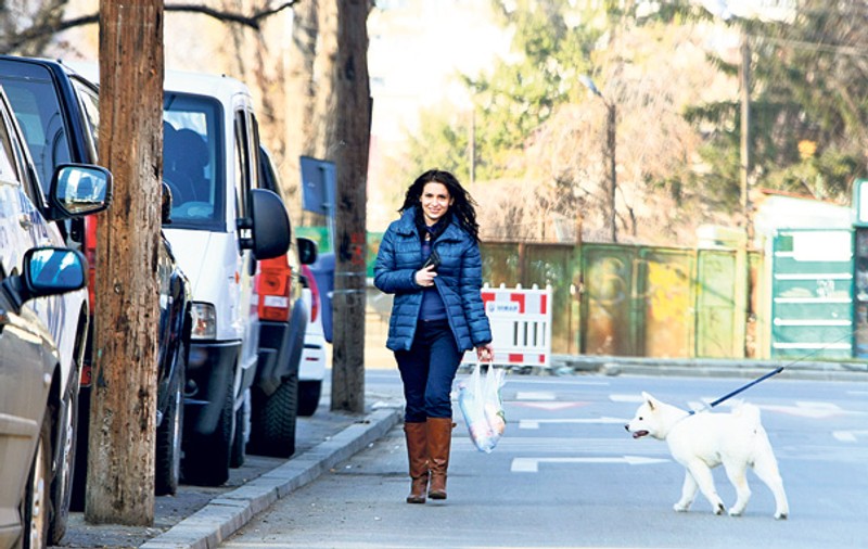Raluca lui Mircea Radu a zăpăcit toţi câinii cu poftele de gravidă!