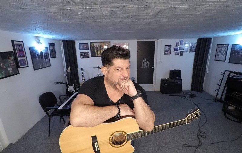 Sacrificiu de muzician: Tavi Colen a scos mașina din garaj, ca să-și facă studio de înregistrări