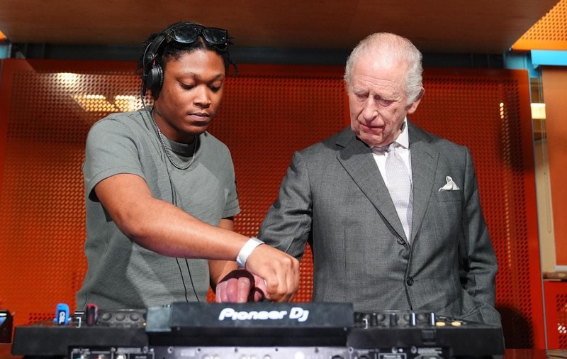 Regele Charles a devenit DJ pentru o zi și a pus muzică la un eveniment în Manchester: „Era fascinat de toate butoanele” | VIDEO