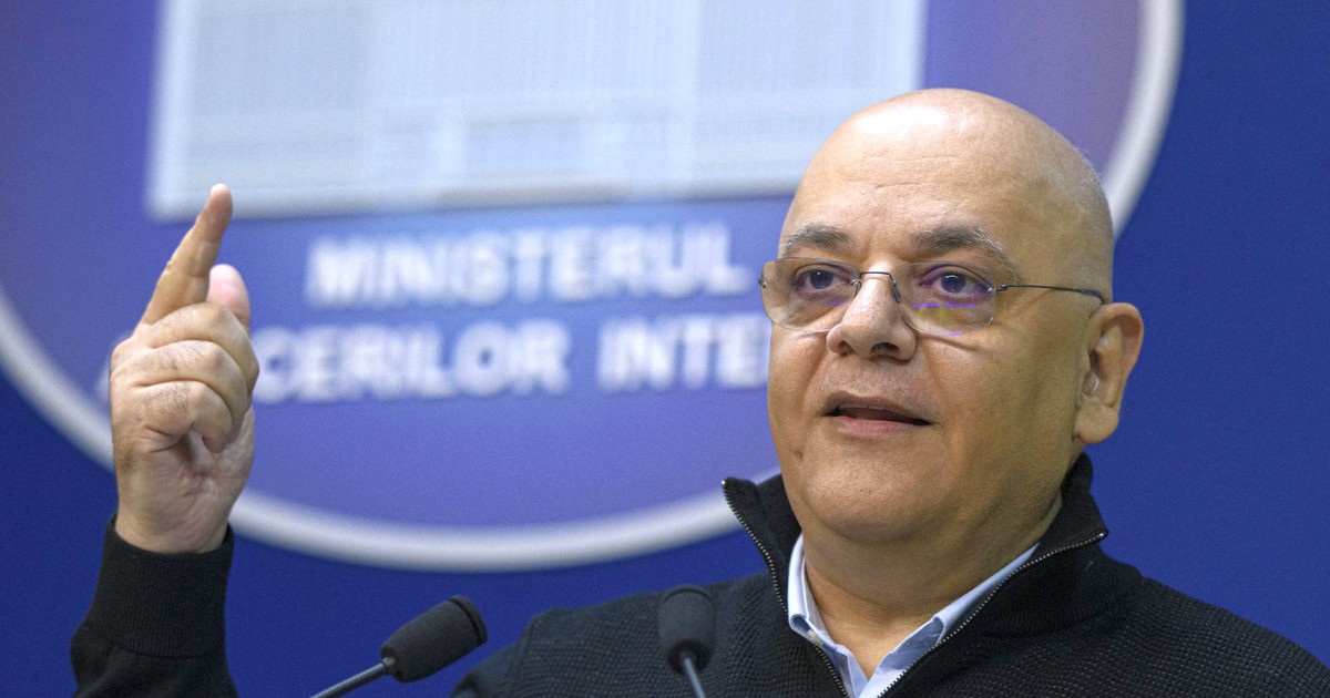 Raed Arafat, îmbrăcat într-o bluză cu guler înalt și o cămașă, vorbind în cadrul unei conferințe de presă