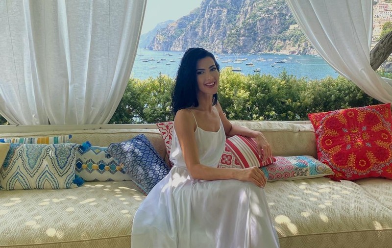 Cum a apărut iubita lui Bobby Păunescu pe străzile din Italia. Andreea Ilie știe cum să atragă atenția