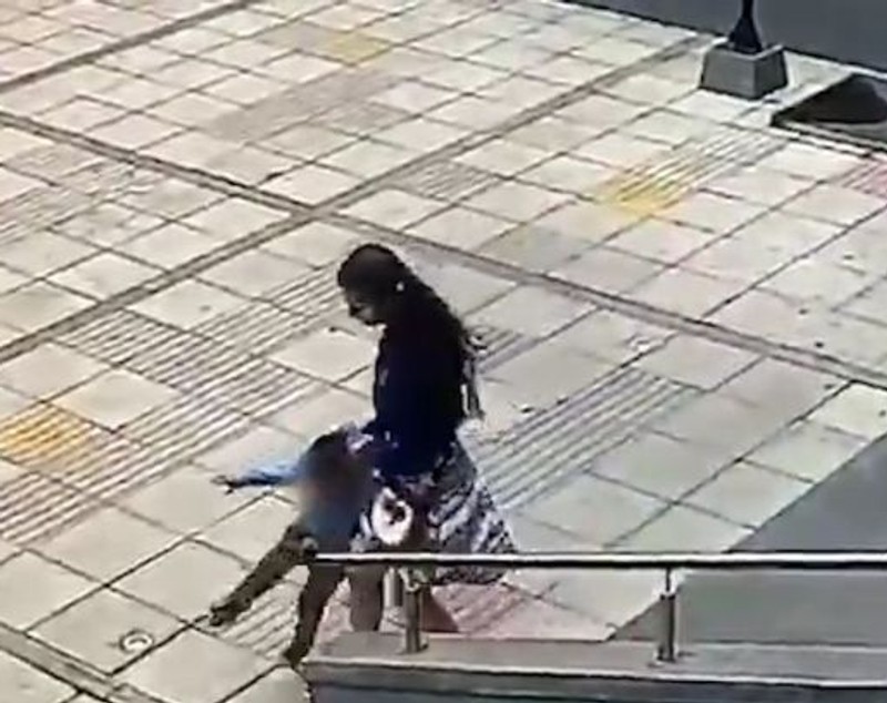 Copil de trei ani, bătut crunt de mătușa sa pe stradă. Totul a fost înregistrat | FOTO