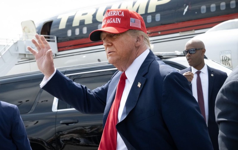 Donald Trump sfidează Constituția SUA și vinde șepci și tricouri cu inscripția „Rescrie regulile. Trump 2028”