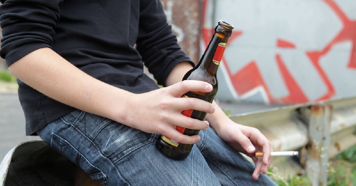 fotografie adolescent adolescent alcool bere alcool consum țigară consum țigară
