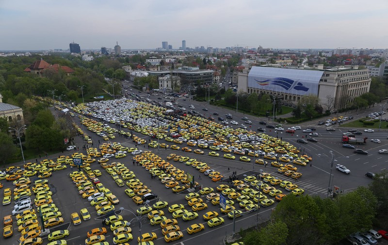 UPDATE: Incidente protestul transportatorilor din Piața Victoriei. Manifestanții au aruncat cu ouă într-un taxi