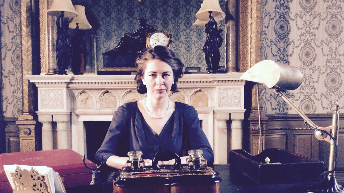 Actrița care a jucat rolul Reginei Angliei. Roxana Lupu, la birou, în rolul reginei