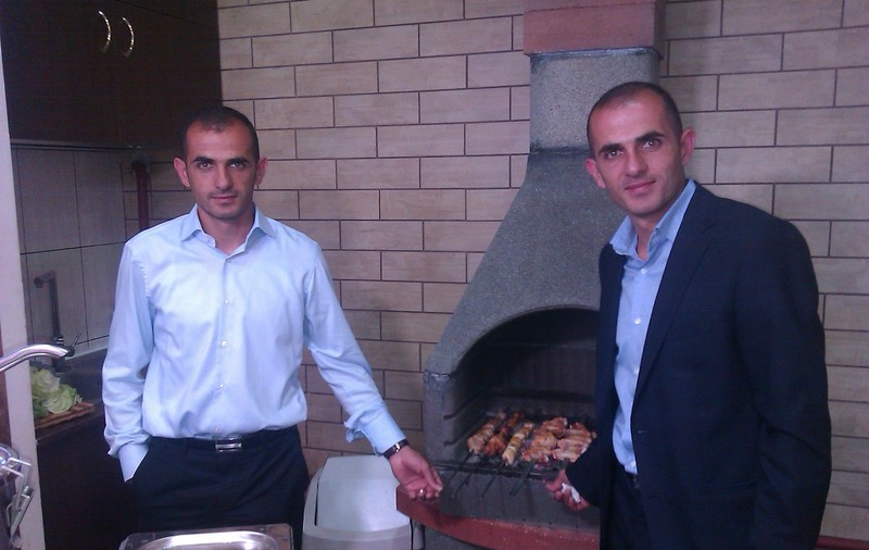 Gemenii Karamian, pe urmele lui Borcea. Şi-au deschis shaormerie!