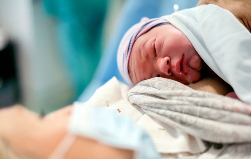 O tânără a născut sub o identitate falsă la maternitate. Voia să-i dea copilul altei femei