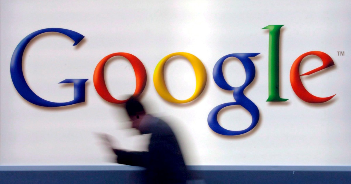 Google, reclamată din nou la Comisia Europeană de rivali online. Logo-ul Google prin fața căruia trece un om