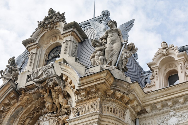 De peste cinci ani, Palatul Cantacuzino de pe Calea Victoriei își ține ușile închise. Foto: Vlad Chirea (Libertatea)