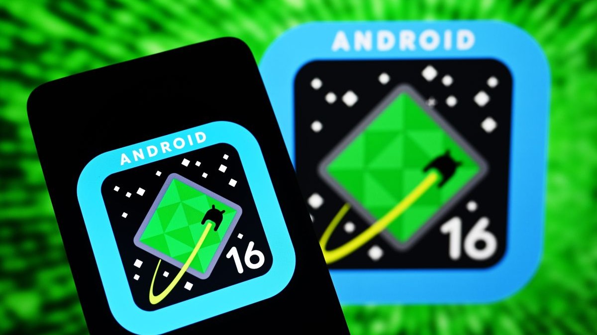 Logo-ul Google Andrioid 16 pe ecranul unui telefon și pe un fundal de culoare verde.