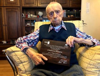 Dumitru Comănescu este din București și a primit o plachetă din partea Primăriei Capitalei la împlinirea vârstei de 111 ani