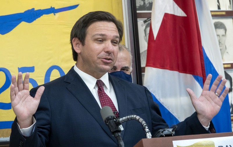 În statele americane lovite de noul val pandemic, lupta republicanilor împotriva măsurilor de prevenție COVID ia accente radicale