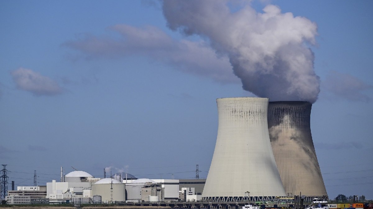 Centrala nucleară Doel din Beveren, fotografiată luni, 31 martie 2025.