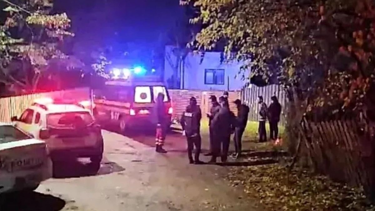 autospeciale de salvare: masina de jandarmi, politie și SMURD, cu lumiile aprinse, în fața unei case din Beciu, județul Teleorman, 8 noiembrie 2025, după uciderea unei femei