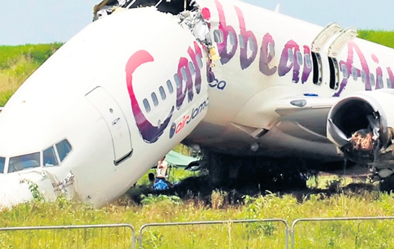 Avionul s-a rupt în două, dar nimeni nu a păţit nimic