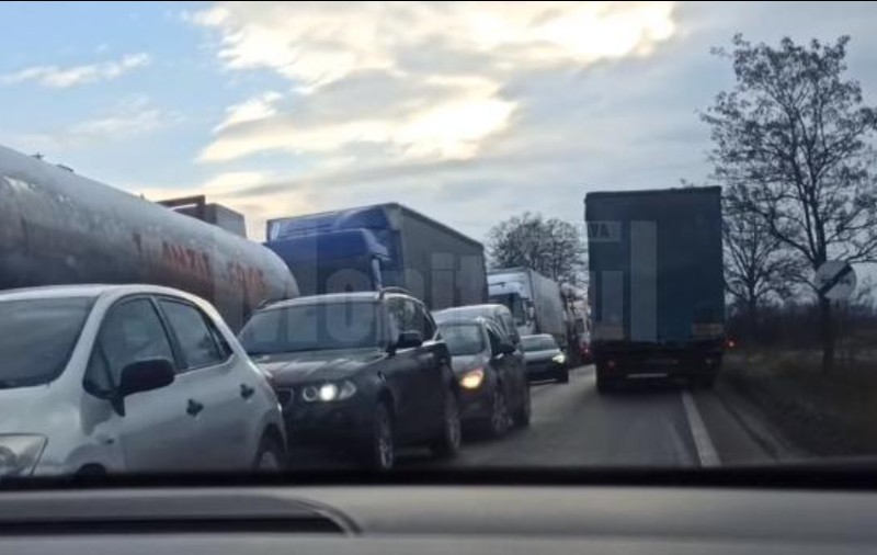 Coadă de tiruri de 30 de kilometri la ieșirea spre Ucraina. Prefect: Traficul va rămâne așa până la finalul anului