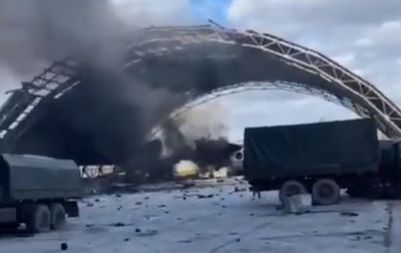 Primele imagini care par să confirme distrugerea celui mai mare avion din lume. Epava Antonov-225 Mriya, în flăcări