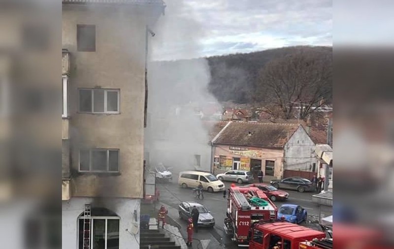 Incendiu într-un bloc din Bistrița-Năsăud. 30 de oameni au fost evacuați