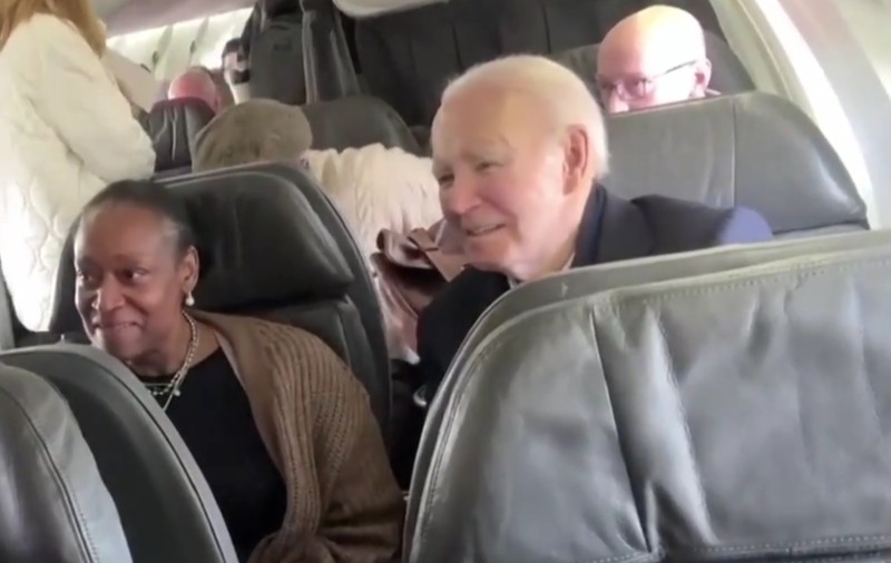 Joe Biden, surprins într-un zbor comercial obișnuit de pe Aeroportul Ronald Reagan. Cum au reacționat călătorii când l-au văzut
