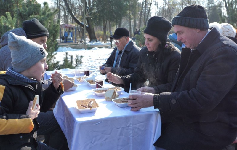 VIDEO/ Bucureştenii au sărbătorit Ziua Naţională în parc, cu vin fiert și fasole cu cârnaţi